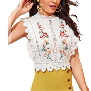 LILLIAN M WHITE EMBROIDERED COQUETTE COTTAGE CROP BLOUSE
